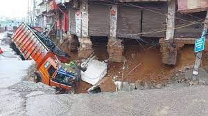 बारिश के पानी में डूबे दिल्ली के कई इलाके, नजफगढ़ में सड़क में समा गया ट्रक