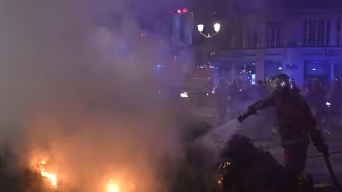 रिटायरमेंट की उम्र घटाने के लिए सड़कों पर उतरे लोग, विरोध की आग में जल रहा पेरिस
