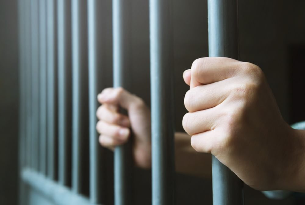 बेकसूरों को जेल भिजवाने वाली मास्टरमाइंड लड़की अब खुद 8 साल सलाखों में कैद रहेगी