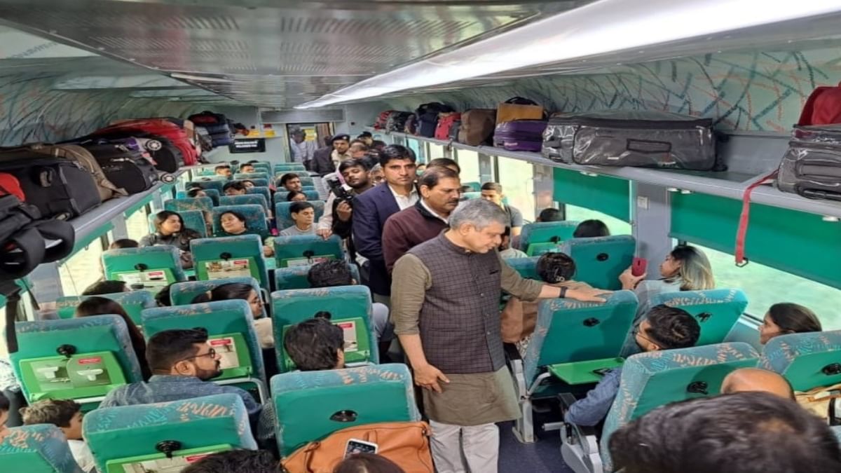 शताब्दी एक्सप्रेस में अचानक पहुंचे रेल मंत्री अश्विनी वैष्णव, दिल्ली-जयुपर रूट पर वंदे भारत को लेकर कही ये बात